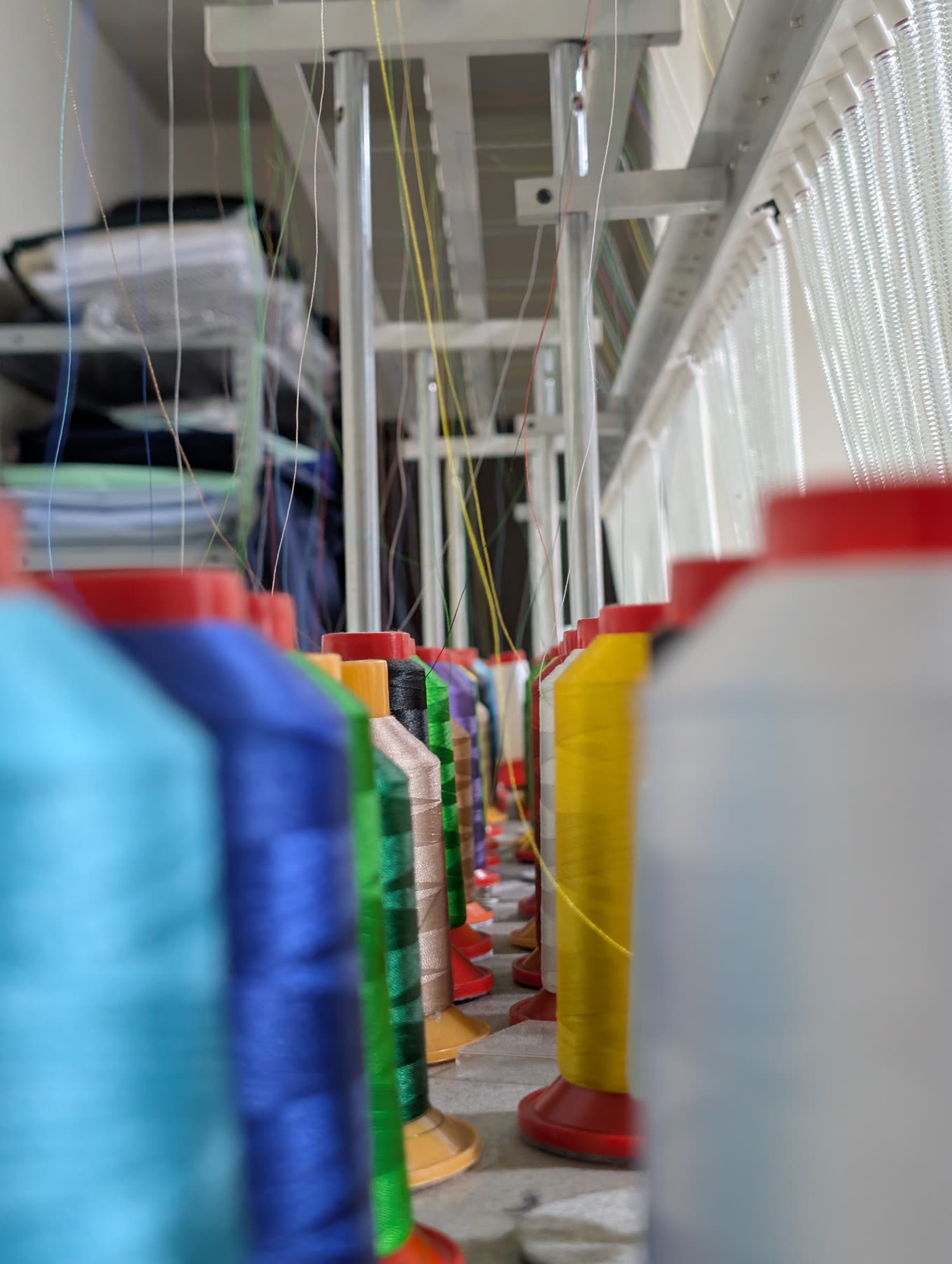 Conos de hilo de colores en el taller